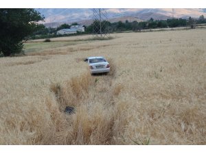 Kamyonla çarpışan otomobil tarlaya uçtu: 5 yaralı