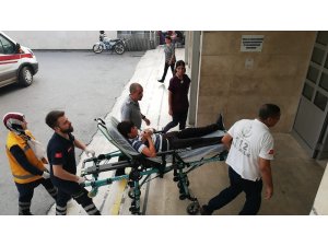 Tel örgülerden düştü, eline demir saplandı