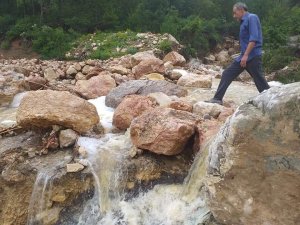 SAĞANAK YAĞIŞ KÖY YOLUNUN ULAŞIMA KAPATTI