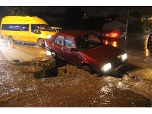 YOL ÇÖKTÜ, SÜRÜCÜ ÇUKURA DÜŞTÜ