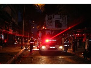 İZMİR’DE APARTMANDA ÇIKAN YANGIN PANİĞE NEDEN OLDU