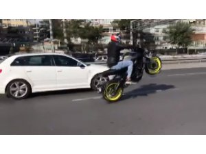 E-5’TE TRAFİĞİ BİRBİRİNE KATAN MOTOSİKLET SÜRÜCÜLERİ KAMERADA