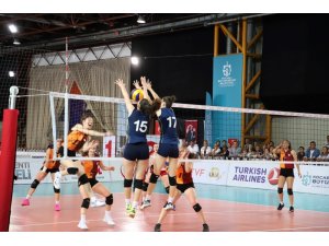 YILDIZ KIZLAR VOLEYBOL DERBİSİNİ FENERBAHÇE KAZANDI