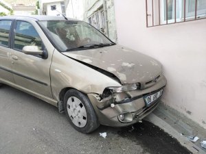 FRENİ BOŞALAN OTOMOBİL EVE DALDI