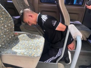 CİNSEL İÇERİKLİ KARTLARI SOKAKLARA ATAN GENÇ POLİSTEN KAÇAMADI