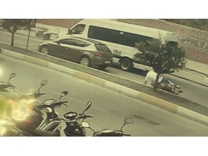Yaya geçidinde bekleyen otomobile motosikletiyle arkadan çarptı: 1 yaralı