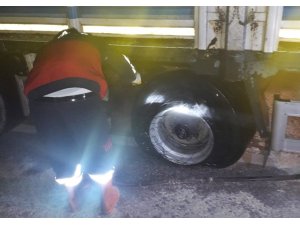 Hareket halindeki kamyonun lastikleri yandı