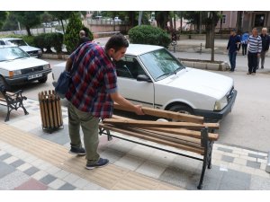 Sandıkı’da oturma banklarına zarar verildi