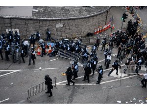 Hong Kong’ta suçluların iadesi yasası askıya alındı