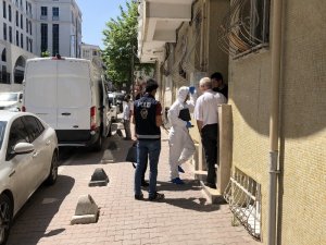 Eşinin ellerini bağlayıp öldüren zanlı cesedi kızıyla aynı evde bıraktı