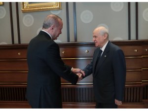 Cumhurbaşkanı Recep Tayyip Erdoğan, MHP Genel Başkanı Devlet Bahçeli’yi Cumhurbaşkanlığı Külliyesinde kabul etti.