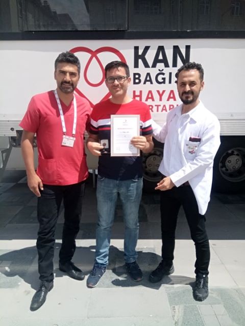 Kızılay düzenli kan bağışçılarına madalya taktı