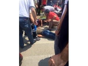 Motosikletliler ambulansa çarptı: 1’i ağır 2 yaralı