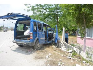 Hafif ticari araç evin çevre duvarına çarptı: 4 yaralı