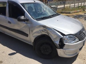 Motosikletle, hafif ticari araç çarpıştı:3 yaralı