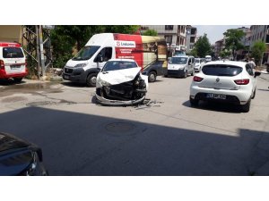 Kaza yapan araçlar yayalara çarptı: 2 yaralı