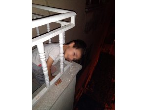 Başı korkuluklara sıkışan çocuğu itfaiye ekipleri kurtardı