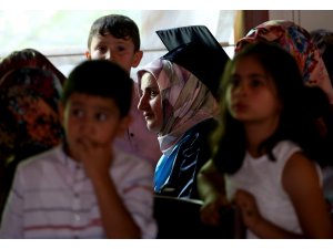 Okuma yazma sertifikalarını torunları verdi