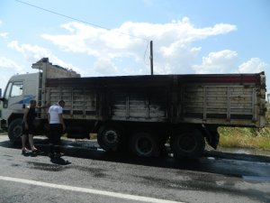 Seyir halindeki kamyon yandı