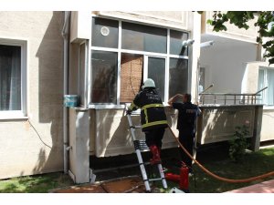 Yanan evden çıkarılan kediyi 112 ekipleri oksijen vererek kurtardı