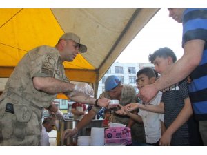 Jandarma şehitler için lokma dağıttı