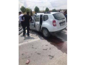 Demir yüklü kamyona çarpan araçta sıkıştı