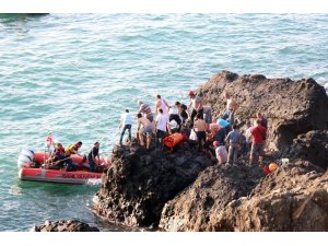 Kayalıklardan düşen yaşlı adam güçlükle kurtarıldı