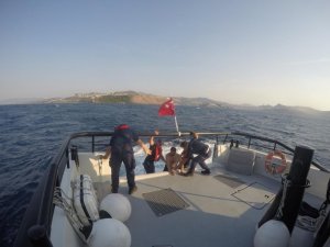 Yüzmek için açıldı, 5 saat sonra deniz ortasında bulundu