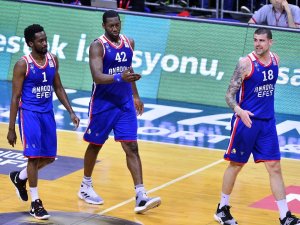 Final serisinde Anadolu Efes avantaj kazandı