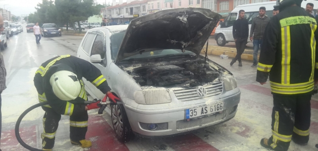 Alev alan otomobili itfaiye söndürdü