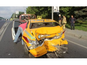 Edirnekapı E-5’te taksi ile minibüs çarpıştı: 1 yaralı