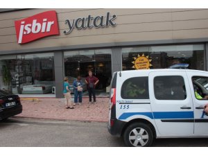 Mobilya mağazasına müşteri yerine otomobil girdi