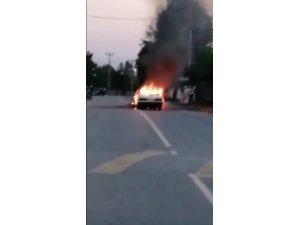 Seyir halindeki otomobil alev topuna döndü