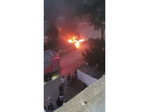 Park halindeki araç alev topuna döndü