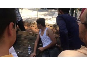 Karnelerini alan öğrenciler arasında bıçaklı kavga: 1 yaralı