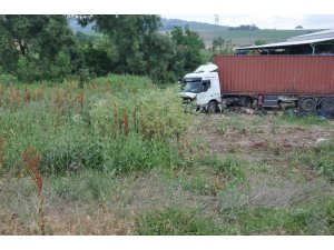 Direksiyon hakimiyetini kaybeden tır şoförü, soğuk hava deposuna daldı