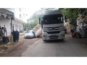 Tırın taşıdığı dev mermer blok otomobilin üzerine düştü