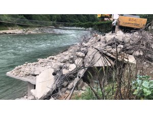 Fırtına Vadisi'nde kaçak yapıların yıkımı sürüyor