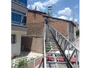 Mahsur kalan kırlangıcı itfaiye ekibi kurtardı