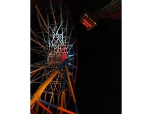 Kesilen elektrik nedeniyle dönme dolapta mahsur kalan çocuk kurtarıldı