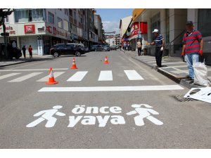 Suşehri’nde yaya geçidi çizgileri yenilendi