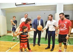 Başkan Aydar, çocuklarla basketbol oynadı