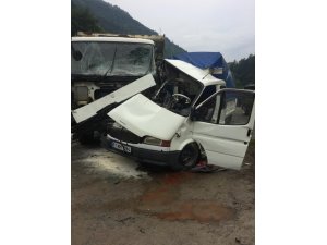 Trabzon’da kamyon ile kamyonet çarpıştı: 1’i ağır 2 yaralı