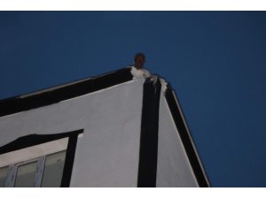 Siirt’te binanın çatısına yıldırım düştü