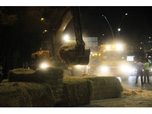 Saman yüklü tır üst geçide takıldı