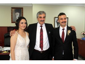 Nikahını, nikah memuru babası kıydı