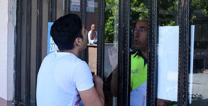 Geç kaldığı için sınava alınmayan öğrenciyi polis teselli etti