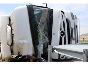 Bariyer, devrilen tıra ok gibi saplandı