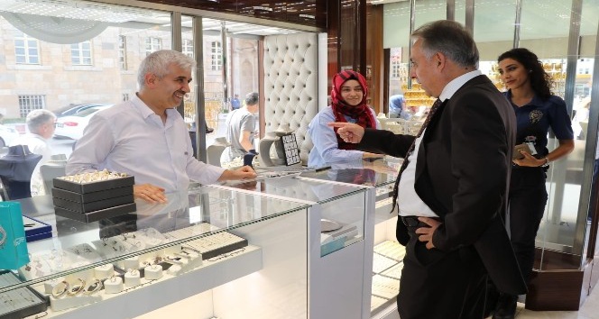 Vali Toprak, Bedesten esnafını ziyaret etti