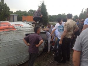 Banka nakil aracı devrildi: 2 yaralı